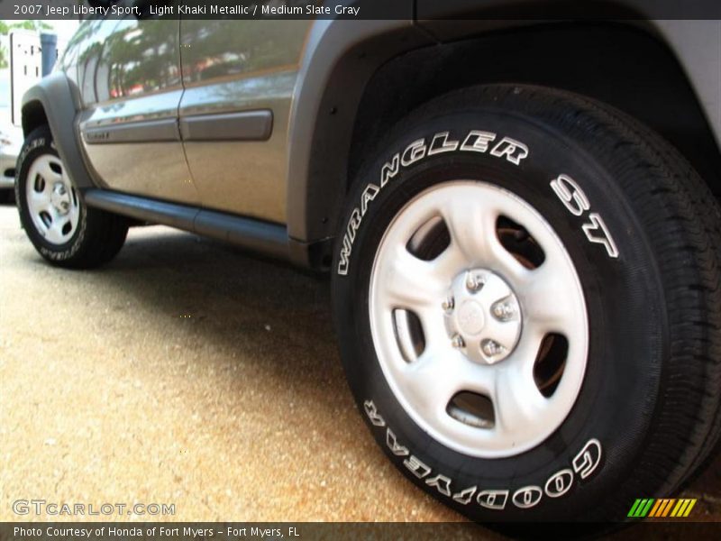 Light Khaki Metallic / Medium Slate Gray 2007 Jeep Liberty Sport