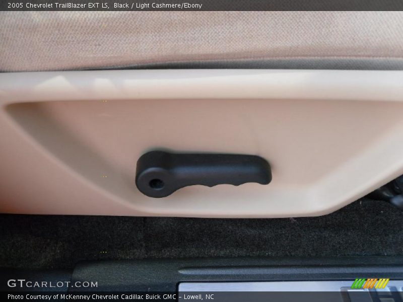 Black / Light Cashmere/Ebony 2005 Chevrolet TrailBlazer EXT LS