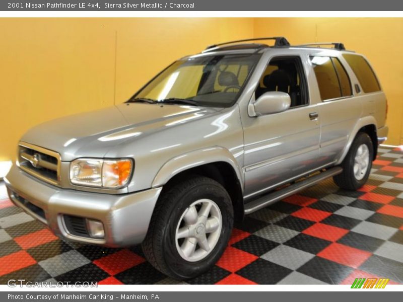 Sierra Silver Metallic / Charcoal 2001 Nissan Pathfinder LE 4x4