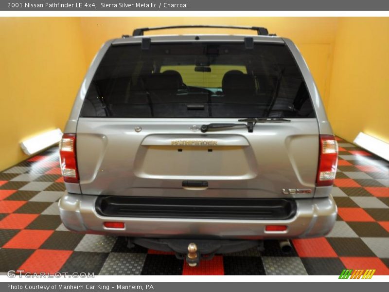 Sierra Silver Metallic / Charcoal 2001 Nissan Pathfinder LE 4x4