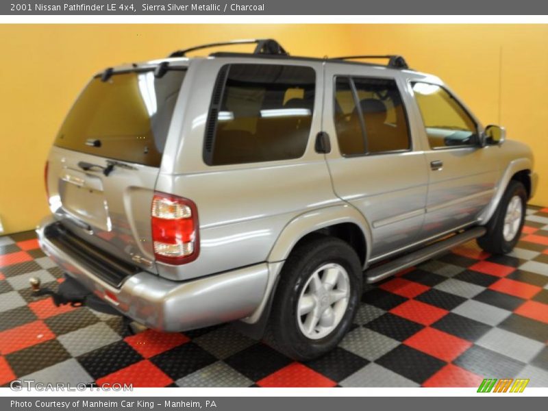 Sierra Silver Metallic / Charcoal 2001 Nissan Pathfinder LE 4x4