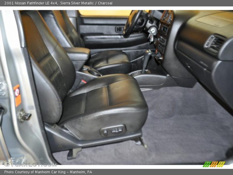 Sierra Silver Metallic / Charcoal 2001 Nissan Pathfinder LE 4x4
