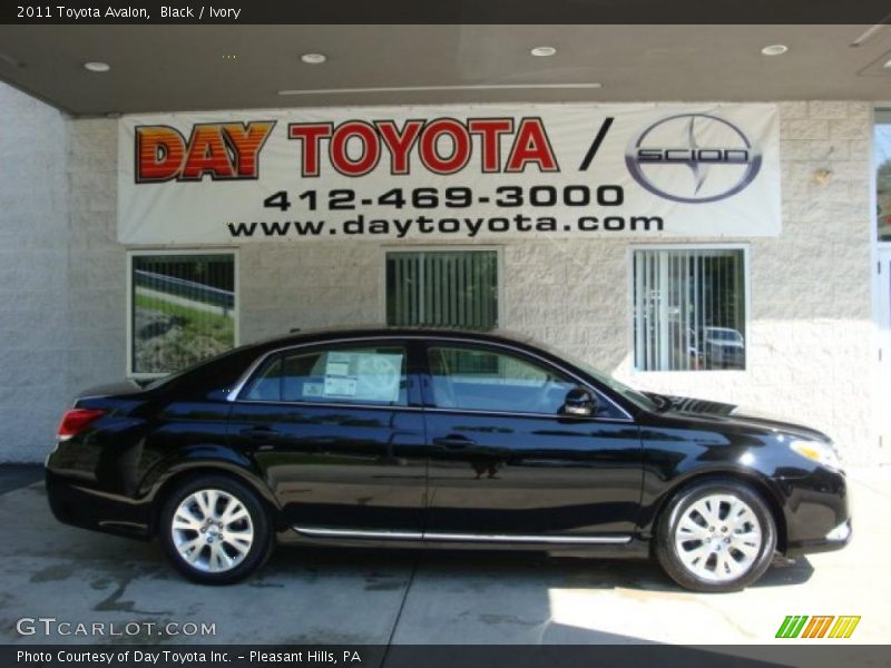 Black / Ivory 2011 Toyota Avalon