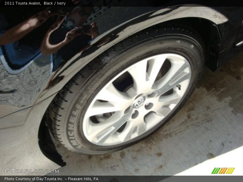 Black / Ivory 2011 Toyota Avalon