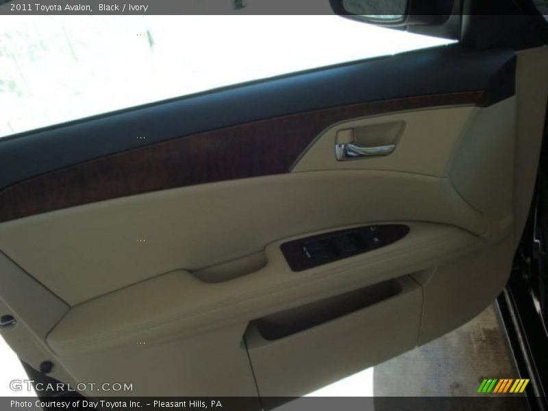 Black / Ivory 2011 Toyota Avalon