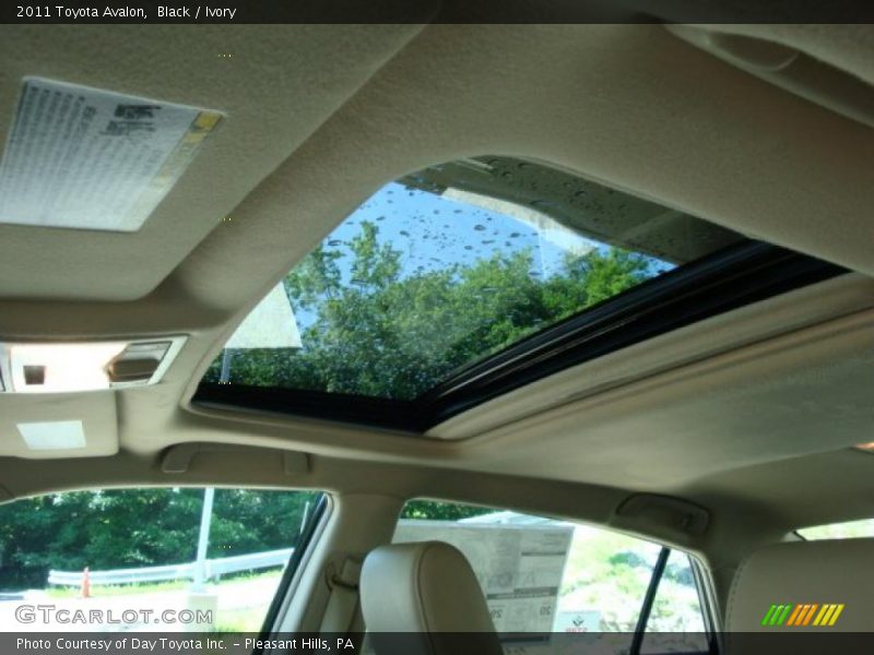 Black / Ivory 2011 Toyota Avalon