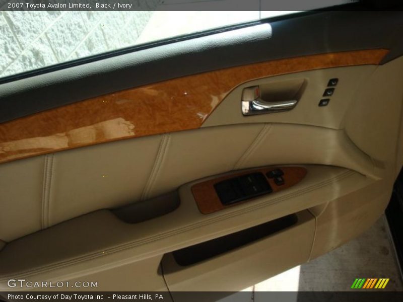 Black / Ivory 2007 Toyota Avalon Limited