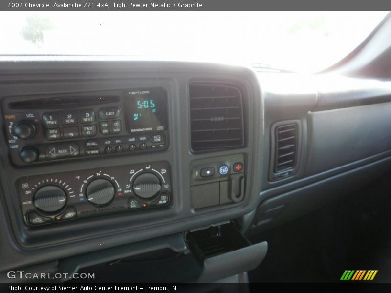 Light Pewter Metallic / Graphite 2002 Chevrolet Avalanche Z71 4x4