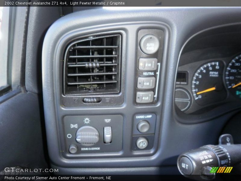Light Pewter Metallic / Graphite 2002 Chevrolet Avalanche Z71 4x4
