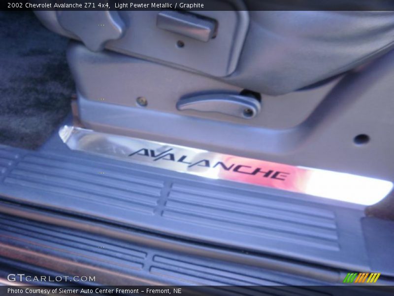 Light Pewter Metallic / Graphite 2002 Chevrolet Avalanche Z71 4x4