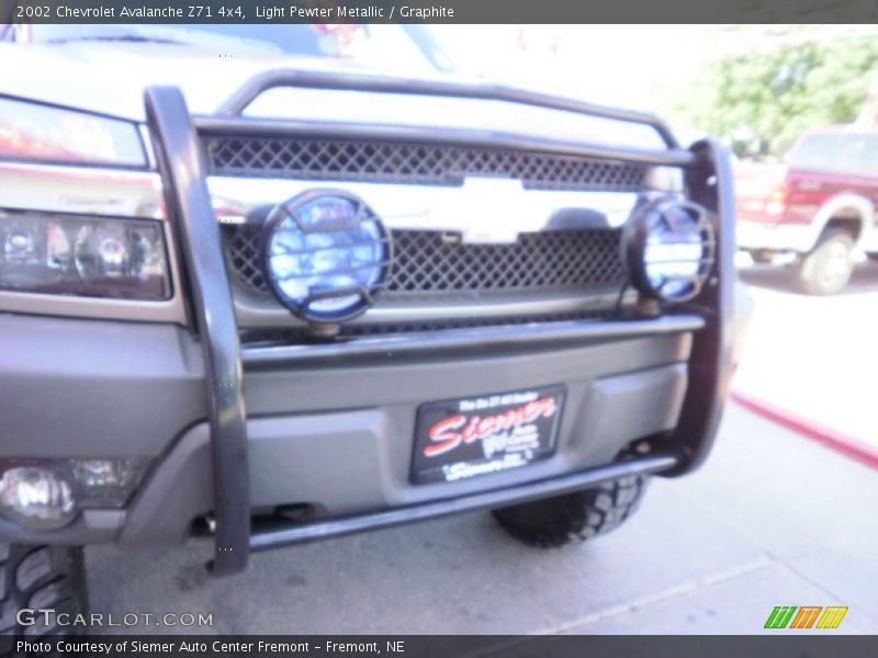 Light Pewter Metallic / Graphite 2002 Chevrolet Avalanche Z71 4x4