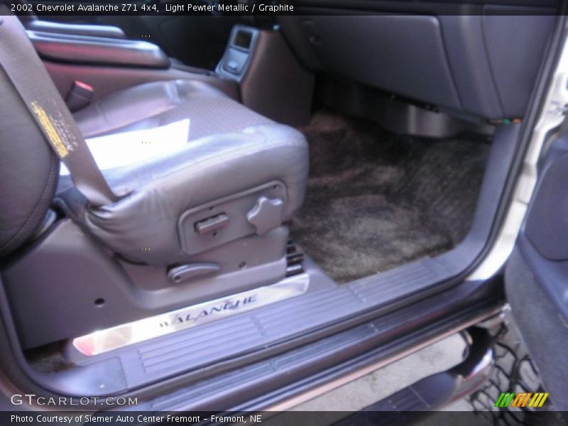 Light Pewter Metallic / Graphite 2002 Chevrolet Avalanche Z71 4x4