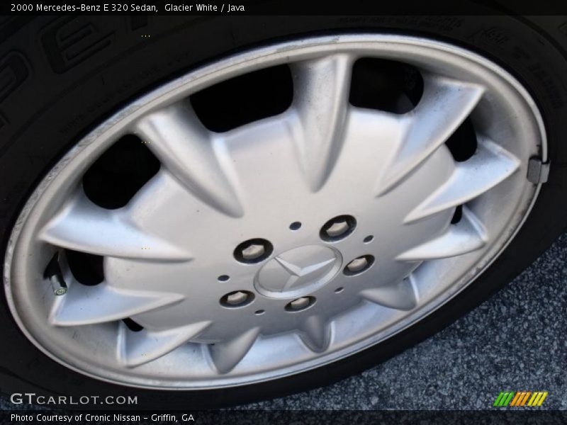 Glacier White / Java 2000 Mercedes-Benz E 320 Sedan