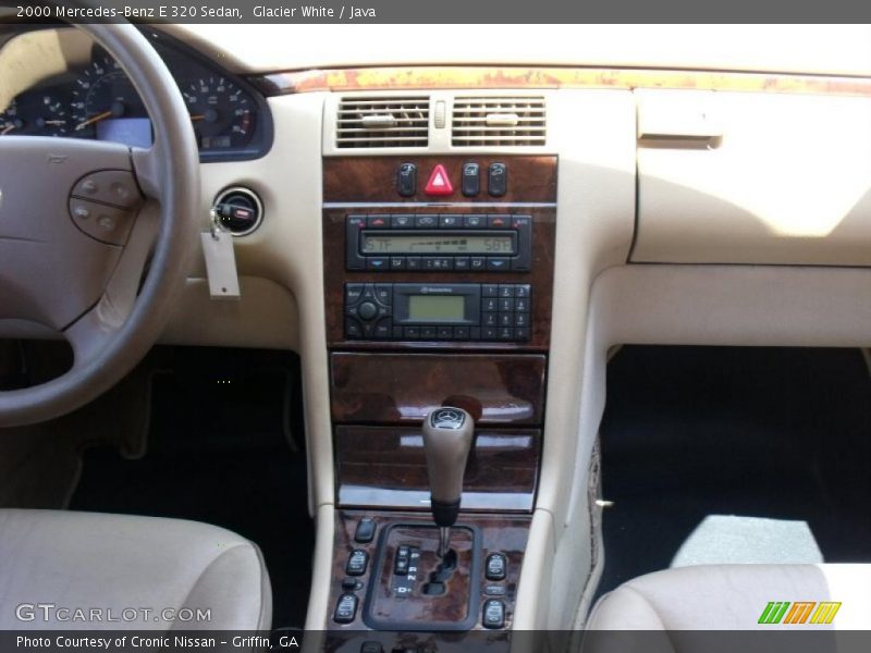 Glacier White / Java 2000 Mercedes-Benz E 320 Sedan