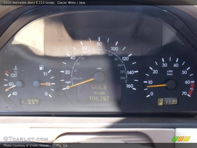 Glacier White / Java 2000 Mercedes-Benz E 320 Sedan