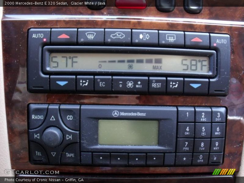 Glacier White / Java 2000 Mercedes-Benz E 320 Sedan