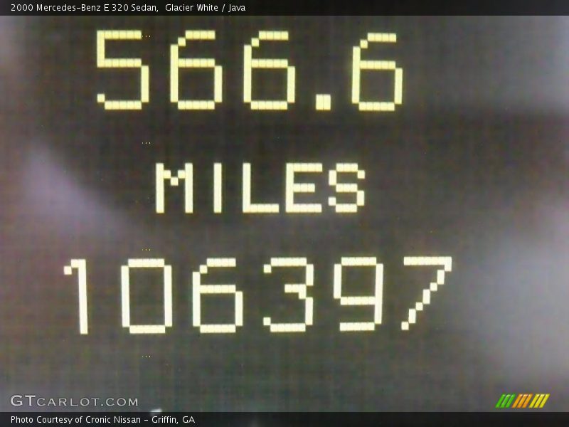 Glacier White / Java 2000 Mercedes-Benz E 320 Sedan