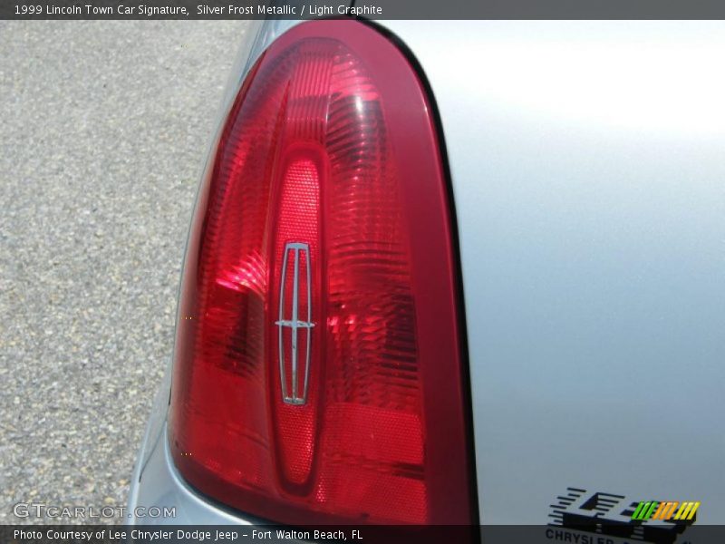 Silver Frost Metallic / Light Graphite 1999 Lincoln Town Car Signature