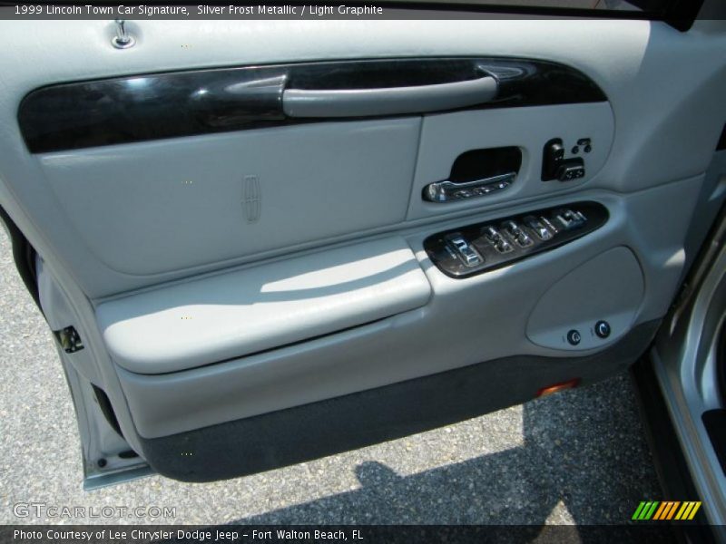 Silver Frost Metallic / Light Graphite 1999 Lincoln Town Car Signature
