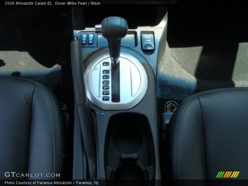 Dover White Pearl / Black 2006 Mitsubishi Galant ES