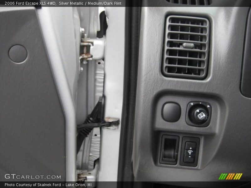 Silver Metallic / Medium/Dark Flint 2006 Ford Escape XLS 4WD