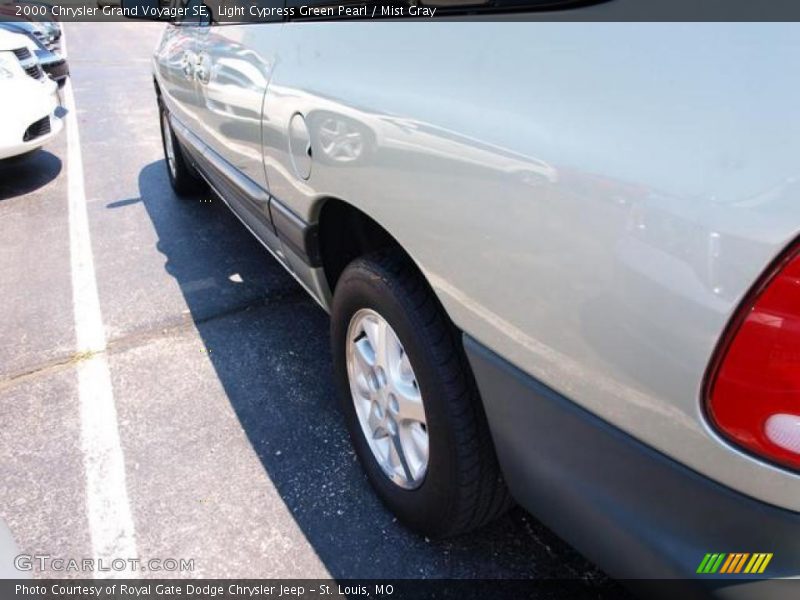 Light Cypress Green Pearl / Mist Gray 2000 Chrysler Grand Voyager SE