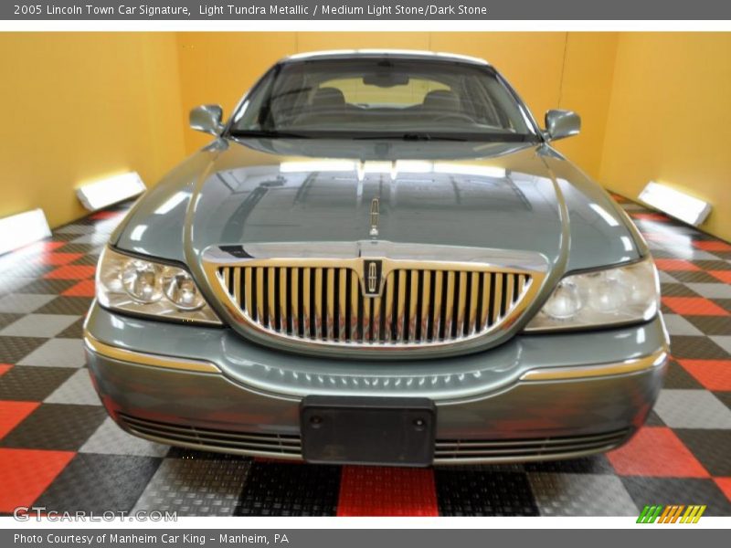Light Tundra Metallic / Medium Light Stone/Dark Stone 2005 Lincoln Town Car Signature