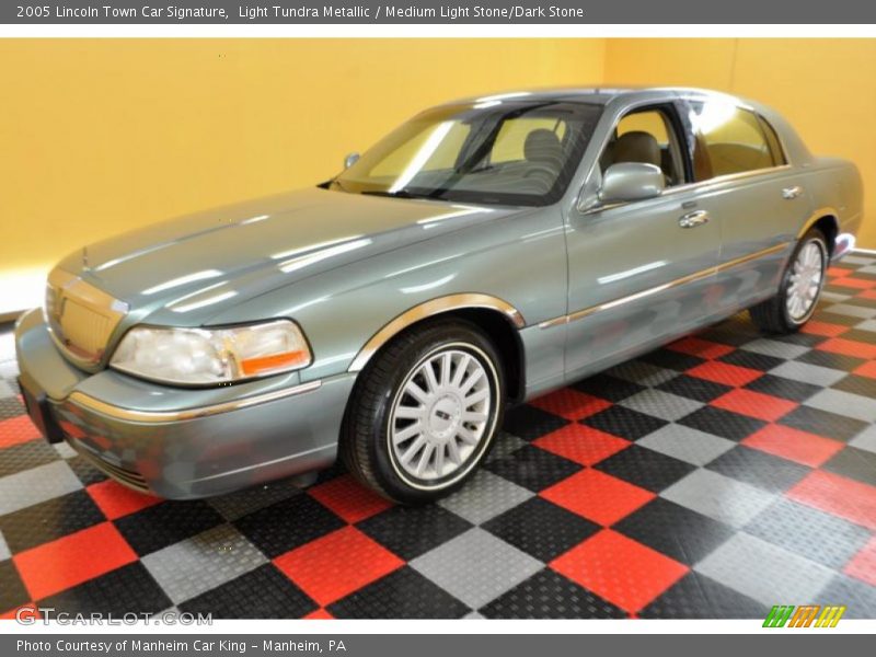Light Tundra Metallic / Medium Light Stone/Dark Stone 2005 Lincoln Town Car Signature