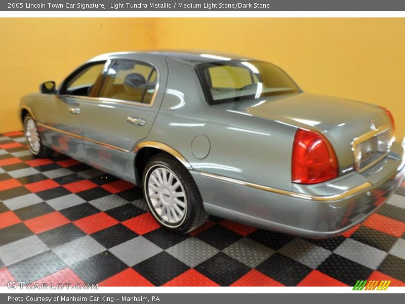 Light Tundra Metallic / Medium Light Stone/Dark Stone 2005 Lincoln Town Car Signature