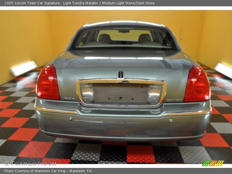 Light Tundra Metallic / Medium Light Stone/Dark Stone 2005 Lincoln Town Car Signature