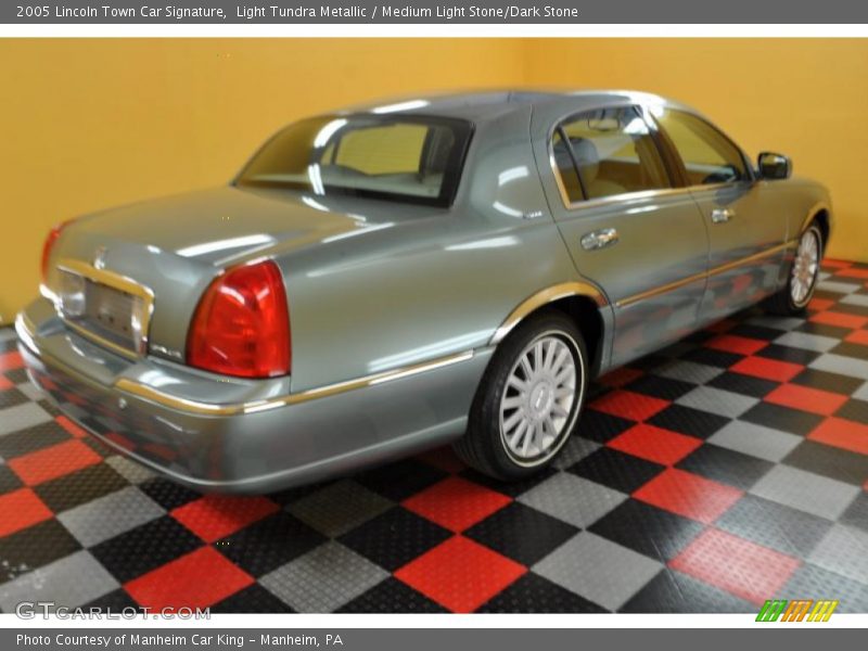 Light Tundra Metallic / Medium Light Stone/Dark Stone 2005 Lincoln Town Car Signature
