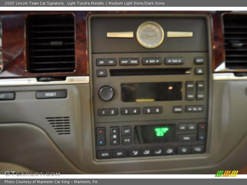 Light Tundra Metallic / Medium Light Stone/Dark Stone 2005 Lincoln Town Car Signature