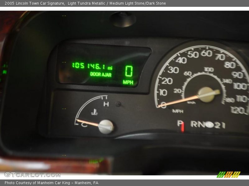 Light Tundra Metallic / Medium Light Stone/Dark Stone 2005 Lincoln Town Car Signature