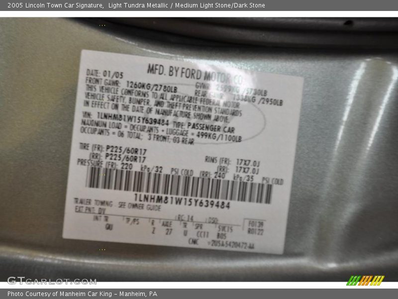 Light Tundra Metallic / Medium Light Stone/Dark Stone 2005 Lincoln Town Car Signature