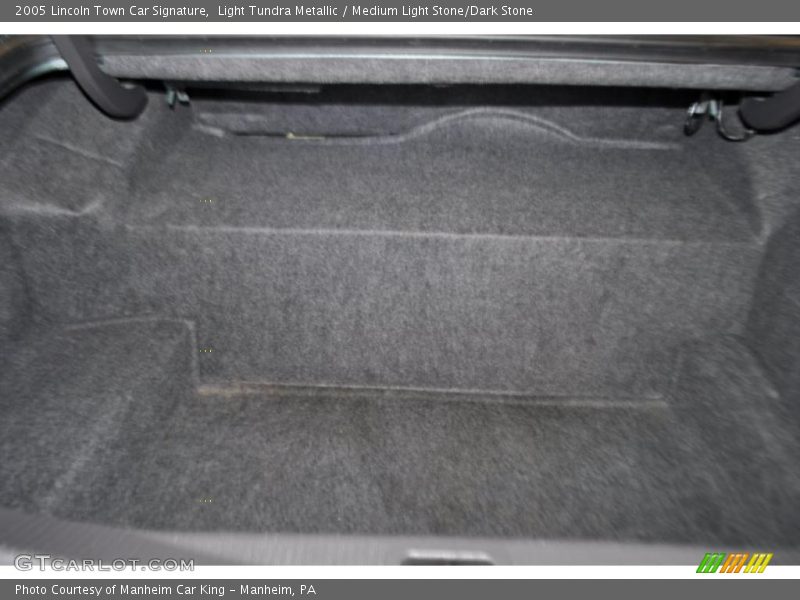 Light Tundra Metallic / Medium Light Stone/Dark Stone 2005 Lincoln Town Car Signature