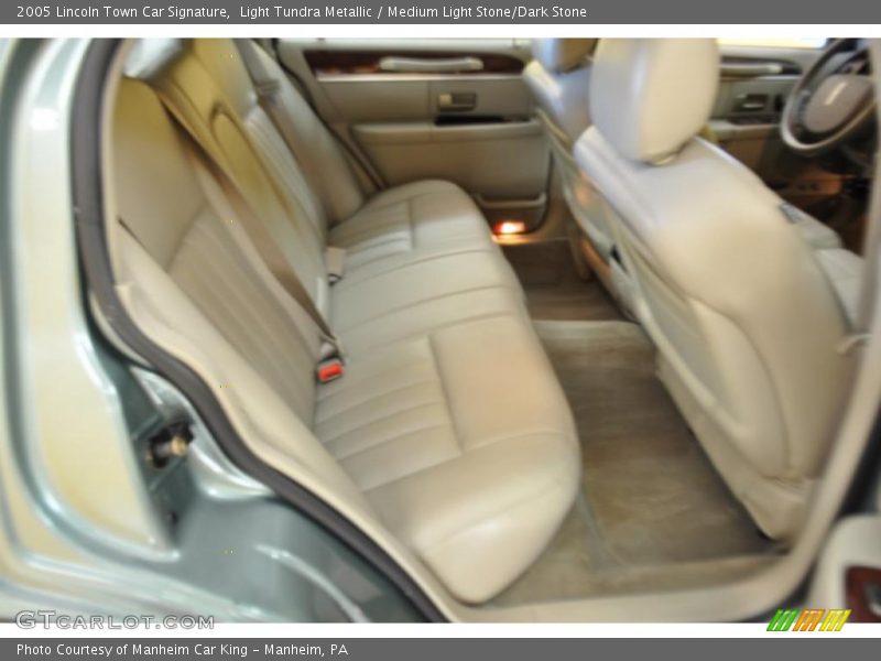 Light Tundra Metallic / Medium Light Stone/Dark Stone 2005 Lincoln Town Car Signature