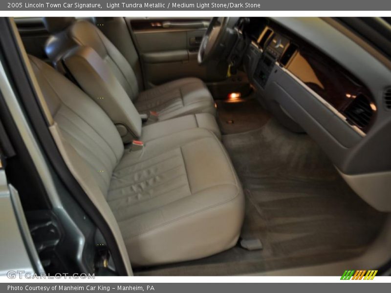 Light Tundra Metallic / Medium Light Stone/Dark Stone 2005 Lincoln Town Car Signature