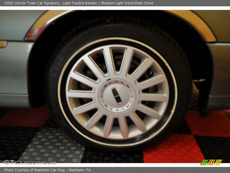 Light Tundra Metallic / Medium Light Stone/Dark Stone 2005 Lincoln Town Car Signature