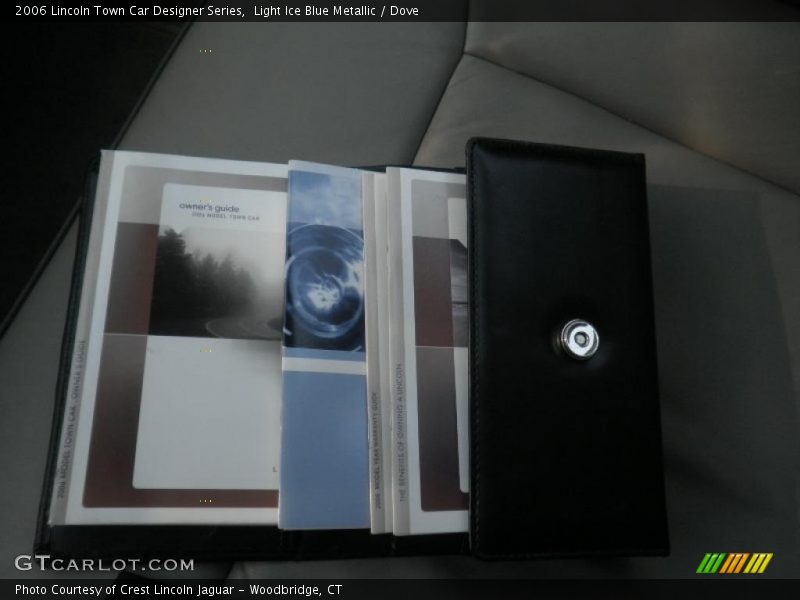 Light Ice Blue Metallic / Dove 2006 Lincoln Town Car Designer Series