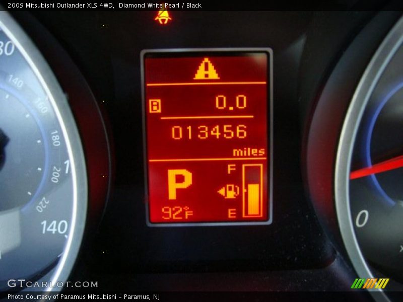 Diamond White Pearl / Black 2009 Mitsubishi Outlander XLS 4WD