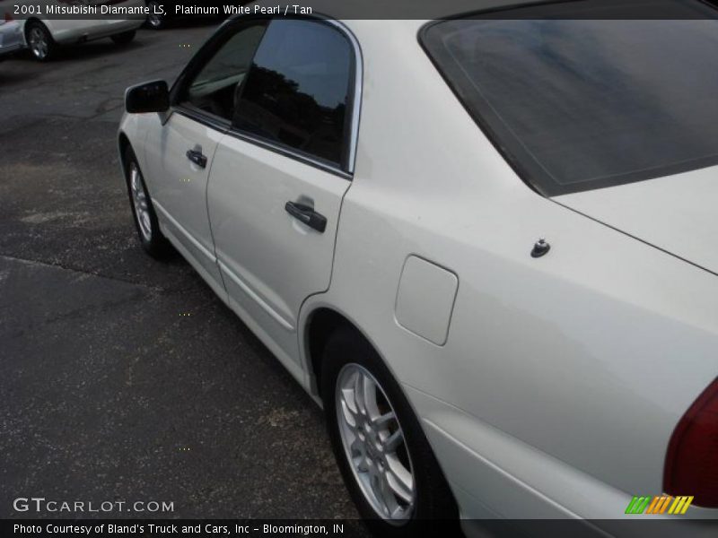Platinum White Pearl / Tan 2001 Mitsubishi Diamante LS