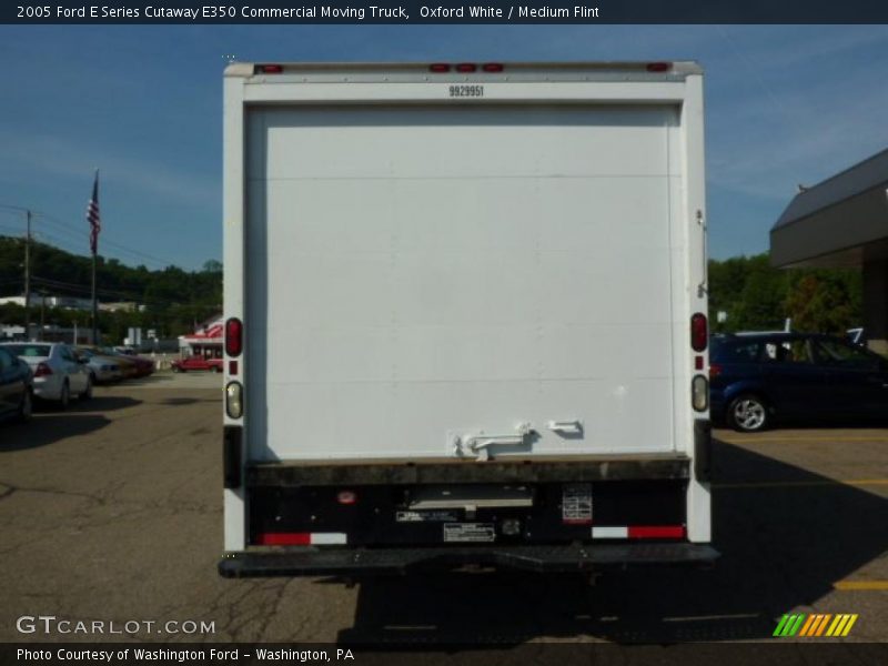 Oxford White / Medium Flint 2005 Ford E Series Cutaway E350 Commercial Moving Truck