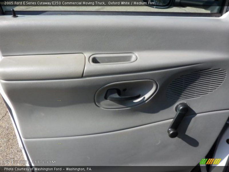 Oxford White / Medium Flint 2005 Ford E Series Cutaway E350 Commercial Moving Truck