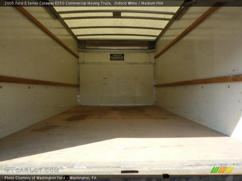 Oxford White / Medium Flint 2005 Ford E Series Cutaway E350 Commercial Moving Truck