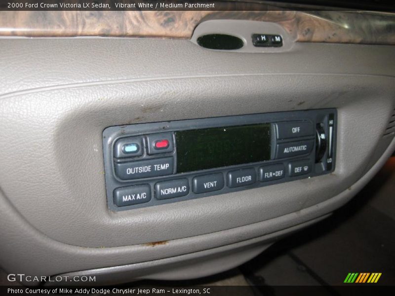 Vibrant White / Medium Parchment 2000 Ford Crown Victoria LX Sedan