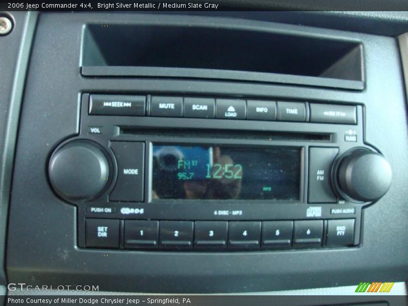 Bright Silver Metallic / Medium Slate Gray 2006 Jeep Commander 4x4