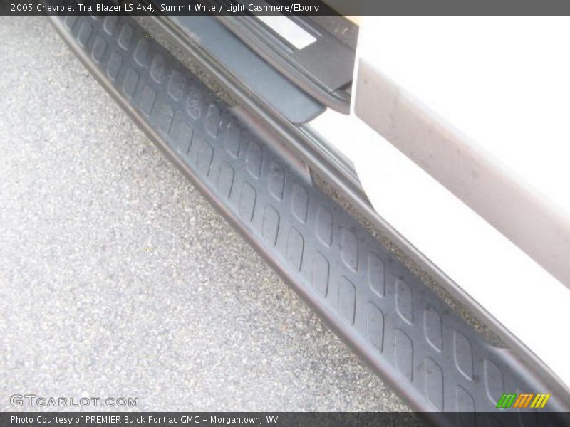 Summit White / Light Cashmere/Ebony 2005 Chevrolet TrailBlazer LS 4x4