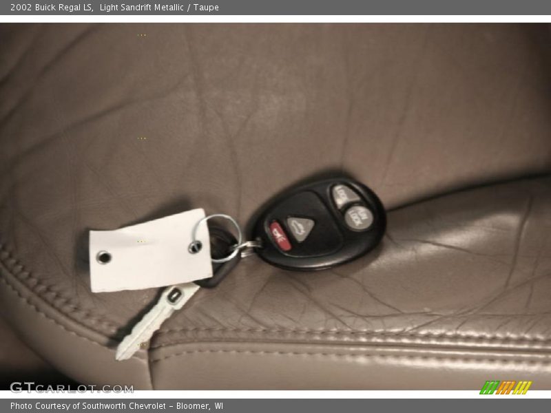 Light Sandrift Metallic / Taupe 2002 Buick Regal LS