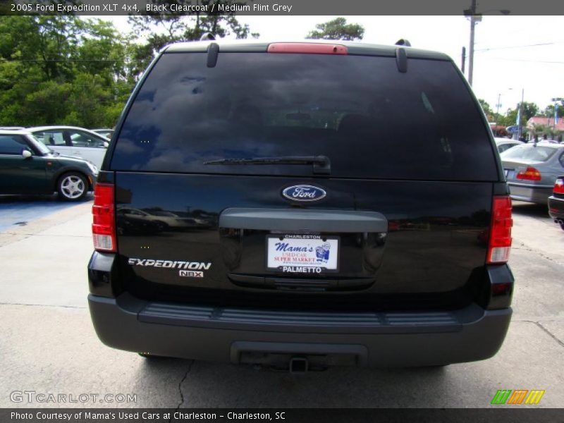 Black Clearcoat / Medium Flint Grey 2005 Ford Expedition XLT 4x4