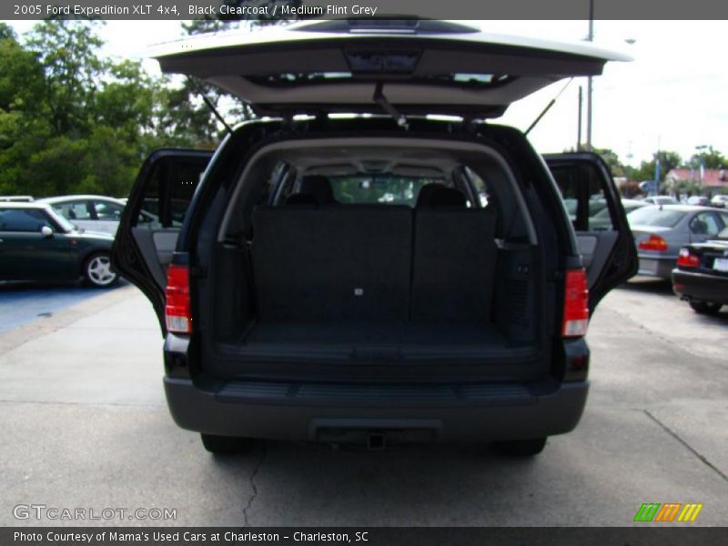 Black Clearcoat / Medium Flint Grey 2005 Ford Expedition XLT 4x4